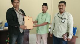 Kuasa Hukum Kamarudin Mahdi menyerahkan dokumen aduan di Kantor DPRD Kabupaten Kepulauan Sula.