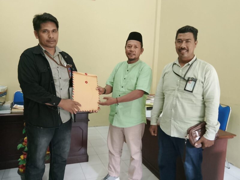 Kuasa Hukum Kamarudin Mahdi menyerahkan dokumen aduan di Kantor DPRD Kabupaten Kepulauan Sula.