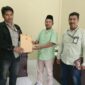Kuasa Hukum Kamarudin Mahdi menyerahkan dokumen aduan di Kantor DPRD Kabupaten Kepulauan Sula.