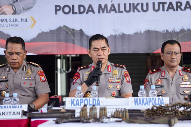 Kapolda Maluku Utara Irjen Pol. Arif Budiman, S.I.K., M.H. saat konfrensi pers penyerahan senpi di Mapolda Malut