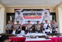 Kapolda Malut beserta pejabat utama dalam konfrensi pers penyerahan senpi