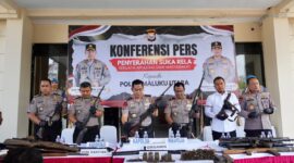 Kapolda Malut beserta pejabat utama dalam konfrensi pers penyerahan senpi
