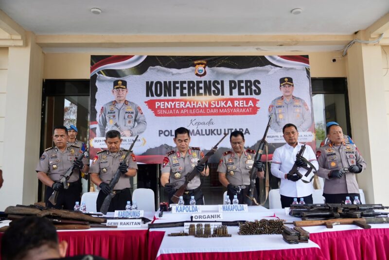 Kapolda Malut beserta pejabat utama dalam konfrensi pers penyerahan senpi