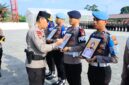 Kapolda Malut, Kapolda Maluku Utara Irjen Pol. Arif Budiman secara simbolis mencoret foto anggota yang kena PTDH