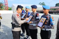 Kapolda Malut, Kapolda Maluku Utara Irjen Pol. Arif Budiman secara simbolis mencoret foto anggota yang kena PTDH