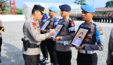 Kapolda Malut, Kapolda Maluku Utara Irjen Pol. Arif Budiman secara simbolis mencoret foto anggota yang kena PTDH