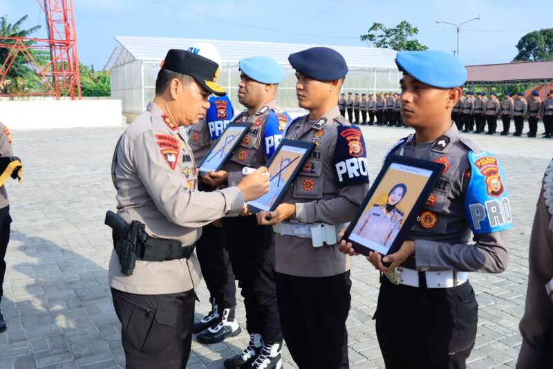 Kapolda Malut, Kapolda Maluku Utara Irjen Pol. Arif Budiman secara simbolis mencoret foto anggota yang kena PTDH
