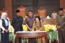 Gubernur Sherly melakukan penandatanganan Keputusan DPRD dan Berita Acara Persetujuan Bersama antara Gubernur Maluku Utara dan DPRD Provinsi Maluku Utara terhadap Ranperda tentang Perubahan APBD Tahun Anggaran 2026.