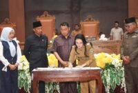 Gubernur Sherly melakukan penandatanganan Keputusan DPRD dan Berita Acara Persetujuan Bersama antara Gubernur Maluku Utara dan DPRD Provinsi Maluku Utara terhadap Ranperda tentang Perubahan APBD Tahun Anggaran 2026.