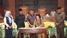 Gubernur Sherly melakukan penandatanganan Keputusan DPRD dan Berita Acara Persetujuan Bersama antara Gubernur Maluku Utara dan DPRD Provinsi Maluku Utara terhadap Ranperda tentang Perubahan APBD Tahun Anggaran 2026.