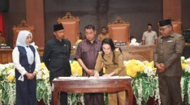 Gubernur Sherly melakukan penandatanganan Keputusan DPRD dan Berita Acara Persetujuan Bersama antara Gubernur Maluku Utara dan DPRD Provinsi Maluku Utara terhadap Ranperda tentang Perubahan APBD Tahun Anggaran 2026.