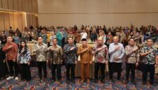 Wakil Gubernur Sarbaini A Karim bersama peserta dan penyelenggara kegiatan Talkshow dan Business Matching Diseminasi Kebijakan Kemitraan Usaha Nasional oleh Kementerian Investasi dan Hilirisasi/BKPM