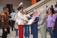 Gubernur, Warga Maluku Utara serahkan Sertifikat PTSL.