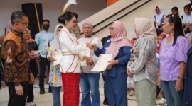 Gubernur, Warga Maluku Utara serahkan Sertifikat PTSL.
