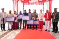 Gubernur Sherly menyalurkan banutan KUR BRI kepada sejumlah masyarakat usai upacara HUT ke-27 Provinsi Maluku Utara