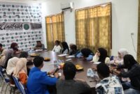 Ketua Satgas PPK Unibrah, mansyur Djamal saat bertemu dengan pengurus BEM 