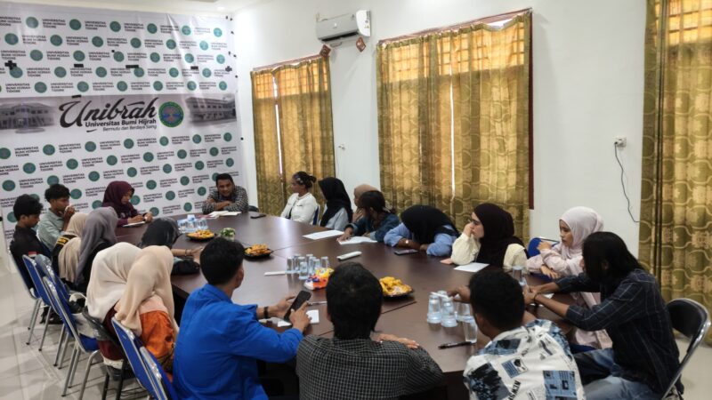 Ketua Satgas PPK Unibrah, mansyur Djamal saat bertemu dengan pengurus BEM 