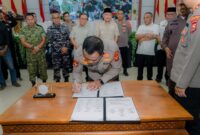 Wakapolda Maluku Utara Brigjen Pol. Slamet Hariyadi melakukan penandatanganan bersama atas deklarasi damai 6 desa di Patani Barat. 