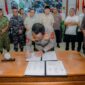 Wakapolda Maluku Utara Brigjen Pol. Slamet Hariyadi melakukan penandatanganan bersama atas deklarasi damai 6 desa di Patani Barat. 