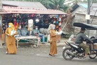ASN Dinkes Malut membagikan masker kepada masyarakat di Sofifi. 