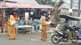 ASN Dinkes Malut membagikan masker kepada masyarakat di Sofifi. 