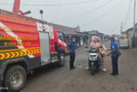 Anggota Damkar Malut bagikan masker kepada masyarakat. 