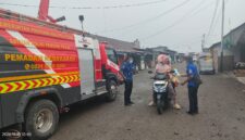 Anggota Damkar Malut bagikan masker kepada masyarakat. 