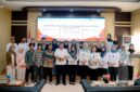 Kepala Subbagian Umum Balai Bahasa Provinsi Maluku Utara, Nurul Istiqamallah, S.H., M.H dan dan Dr. Agus Supriyadi, S.Pd., M.Pd foto bersama para peserta. 
