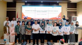 Kepala Subbagian Umum Balai Bahasa Provinsi Maluku Utara, Nurul Istiqamallah, S.H., M.H dan dan Dr. Agus Supriyadi, S.Pd., M.Pd foto bersama para peserta. 