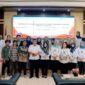 Kepala Subbagian Umum Balai Bahasa Provinsi Maluku Utara, Nurul Istiqamallah, S.H., M.H dan dan Dr. Agus Supriyadi, S.Pd., M.Pd foto bersama para peserta. 