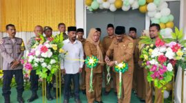 Asisten III, H. Zaidun didampingi Kadinkes, Fiyanti Buamona bersama Tenaga Kesehatan. (Dokumentasi: Am Teapon/marasai.id)