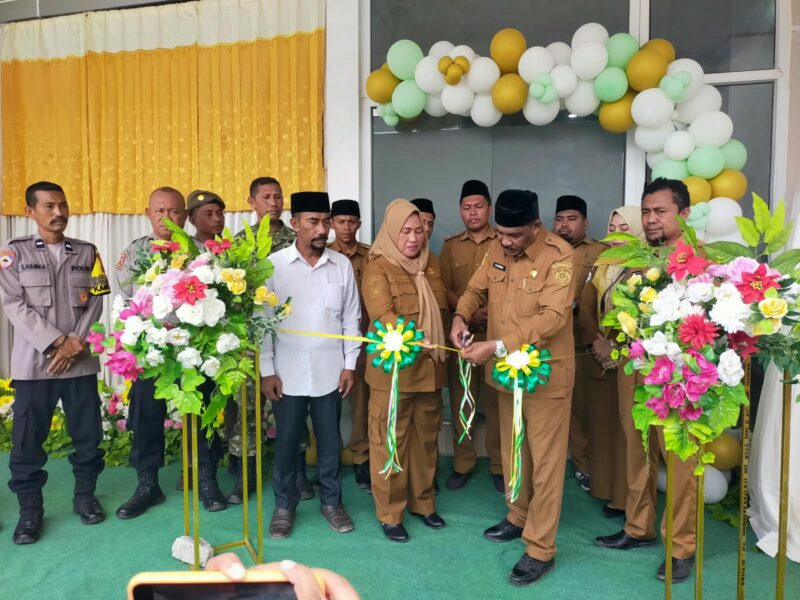 Asisten III, H. Zaidun didampingi Kadinkes, Fiyanti Buamona bersama Tenaga Kesehatan. (Dokumentasi: Am Teapon/marasai.id)