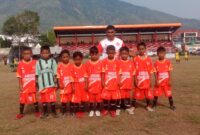 Pemain SSB Garuda Tomagoba dan Pelatih Adam Miraj