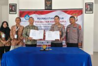 Penandatanganan MoU antara Badan Bahasa dengan Polda Malut dihadiri oleh Kepala Badan Pengembangan dan Pembinaan Bahasa, Hafidz Muksin, S.Sos., M.Si., yang diwakili oleh Kepala Pusat Pembinaan Bahasa dan Sastra, Hidayat Widiyanto, S.S., M.Pd dan Kepolisian Daerah Maluku Utara, Inspektur Jenderal Polisi Arif Budiman, S.I.K., M.H