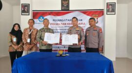 Penandatanganan MoU antara Badan Bahasa dengan Polda Malut dihadiri oleh Kepala Badan Pengembangan dan Pembinaan Bahasa, Hafidz Muksin, S.Sos., M.Si., yang diwakili oleh Kepala Pusat Pembinaan Bahasa dan Sastra, Hidayat Widiyanto, S.S., M.Pd dan Kepolisian Daerah Maluku Utara, Inspektur Jenderal Polisi Arif Budiman, S.I.K., M.H