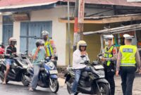 Satlantas Polresta Ternate bagikan masker ke pengguna kendaran bermotor.