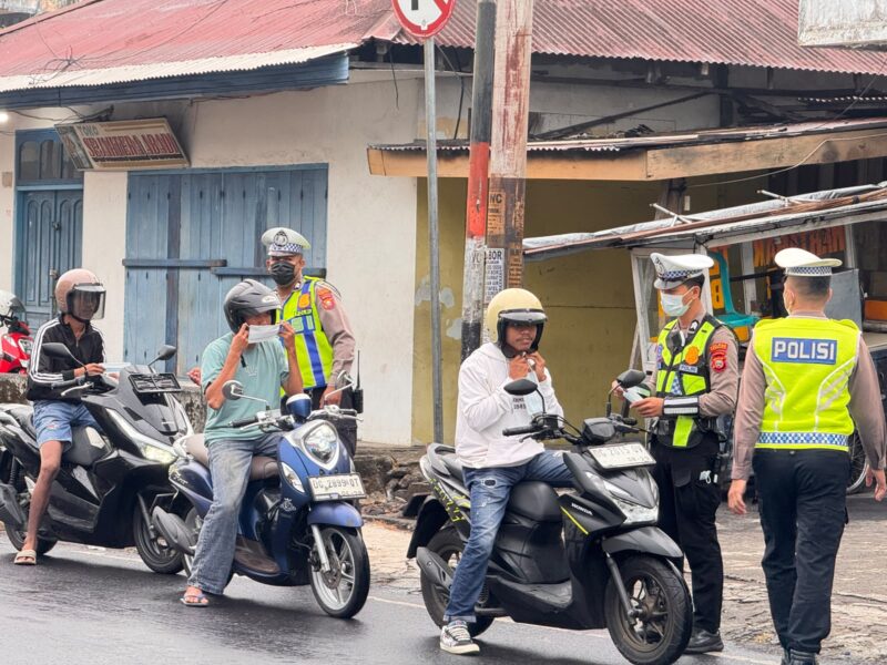 Satlantas Polresta Ternate bagikan masker ke pengguna kendaran bermotor.