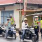 Satlantas Polresta Ternate bagikan masker ke pengguna kendaran bermotor.