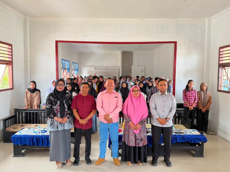Vidson Toory sosok inspiratif yang memberikan kuliah tamu di Unibrah, nampak didampingi Wakil Rektor I, Para Dekan, Dosen dan ratusan mahasiswa.