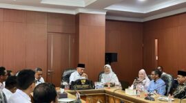 Wagub Sarbin Sehe saat pimpin Rapat Koordinasi Pembangunan Ekosistem Halal.