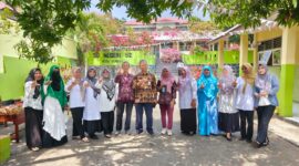 Kepala Pusat Pembinaan Bahasa dan Sastra, Hidayat Widiyanto, S.S., M.Pd., bersama Kepala Balai Bahasa Provinsi Maluku Utara, Nukman, S.S., M.Hum., Kepala Subbagian Umum Balai Bahasa Provinsi Maluku Utara, Nurul Istiqamallah, S.H., M.H., beserta tim melaksanakan pemantauan distribusi Buku Pengayaan Pendukung Gerakan Literasi Nasional (GLN) Tahun Anggaran 2026 di SD Negeri 52 dan SD Negeri 53 Kota Ternate